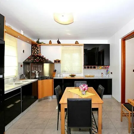 Villa Magnificent Clara With Big Pool Zadar