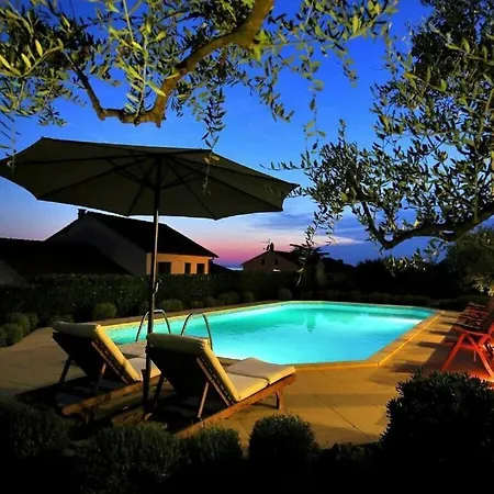 Magnificent Clara With Big Pool Villa *