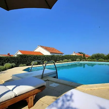 Villa Magnificent Clara With Big Pool Zadar