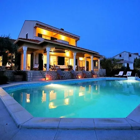 Magnificent Clara With Big Pool Villa