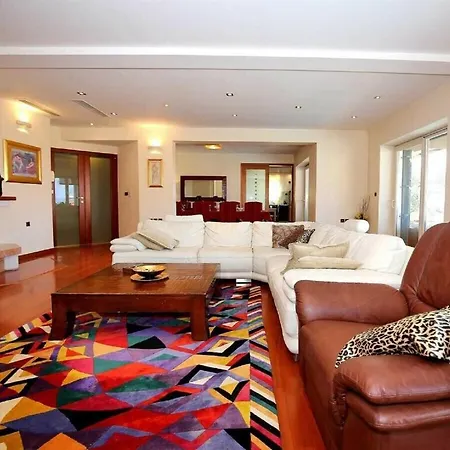 Villa Magnificent Clara With Big Pool Zadar